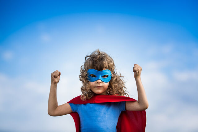 enfant avec cape et masque - superhéro